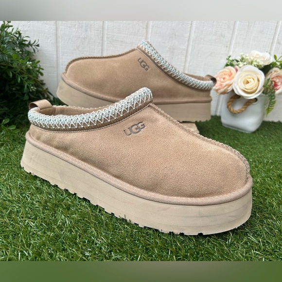 UGG Tazz women size 10
BestSeller/ pre owned 
Color Sand - Picture 9 of 16